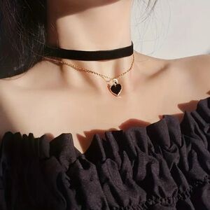 Vintage Double-Layer Heart Choker Necklace
Sexy Resin Clavicle Chain for Party 🖤